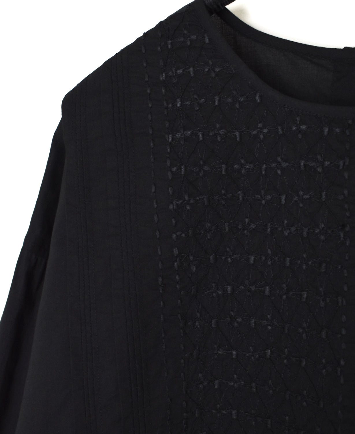 NMDS26522 60s ORGANIC CAMBRIC WITH EMB BACK OPENING CREW NECK PINTUCK & EMB SHIRT