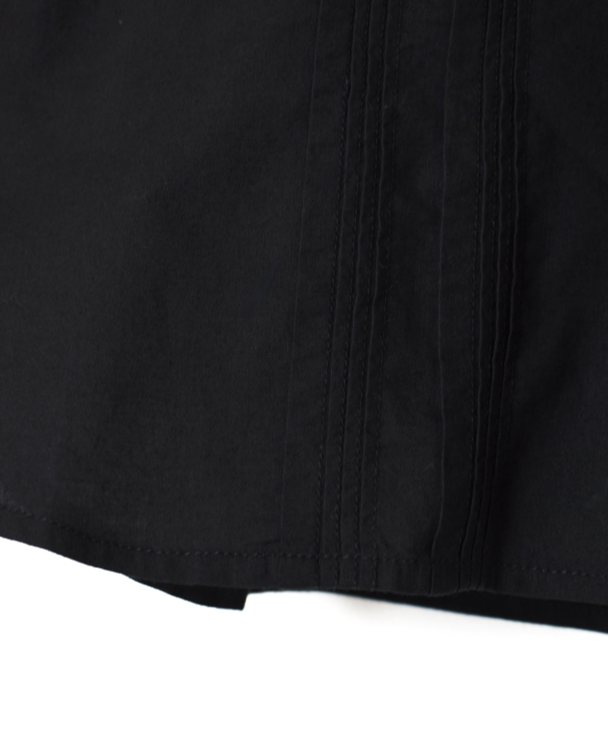 NMDS26522 60s ORGANIC CAMBRIC WITH EMB BACK OPENING CREW NECK PINTUCK & EMB SHIRT