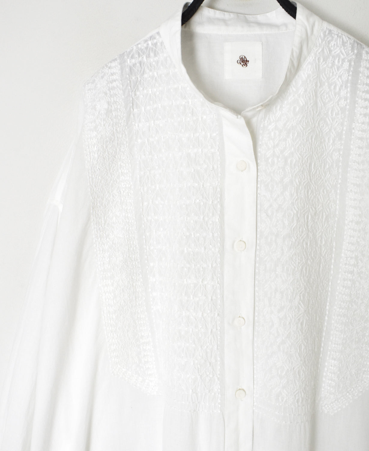 NMDS26524 60s ORGANIC CAMBRIC WITH EMB BANDED COLLAR MAXI SHIRT