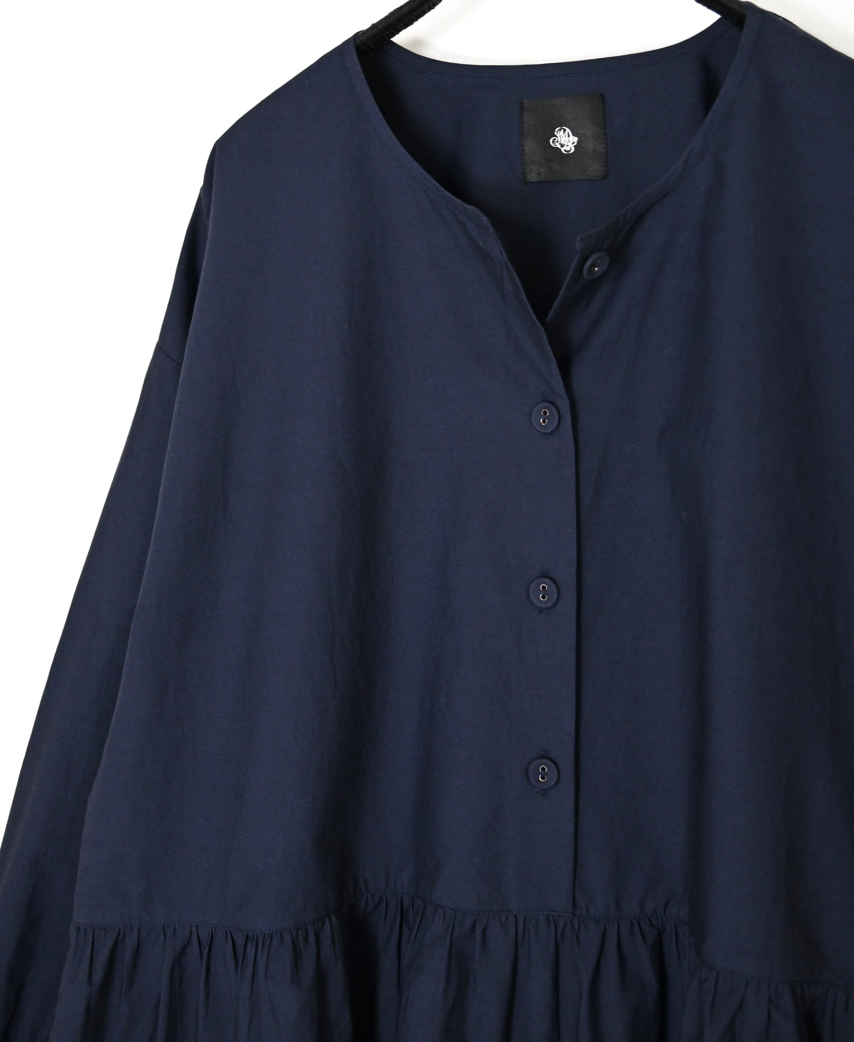 NMDS26532 60s ORGANIC POPLIN PLAIN CREW-NECK BUTTON GATHERED SHIRT
