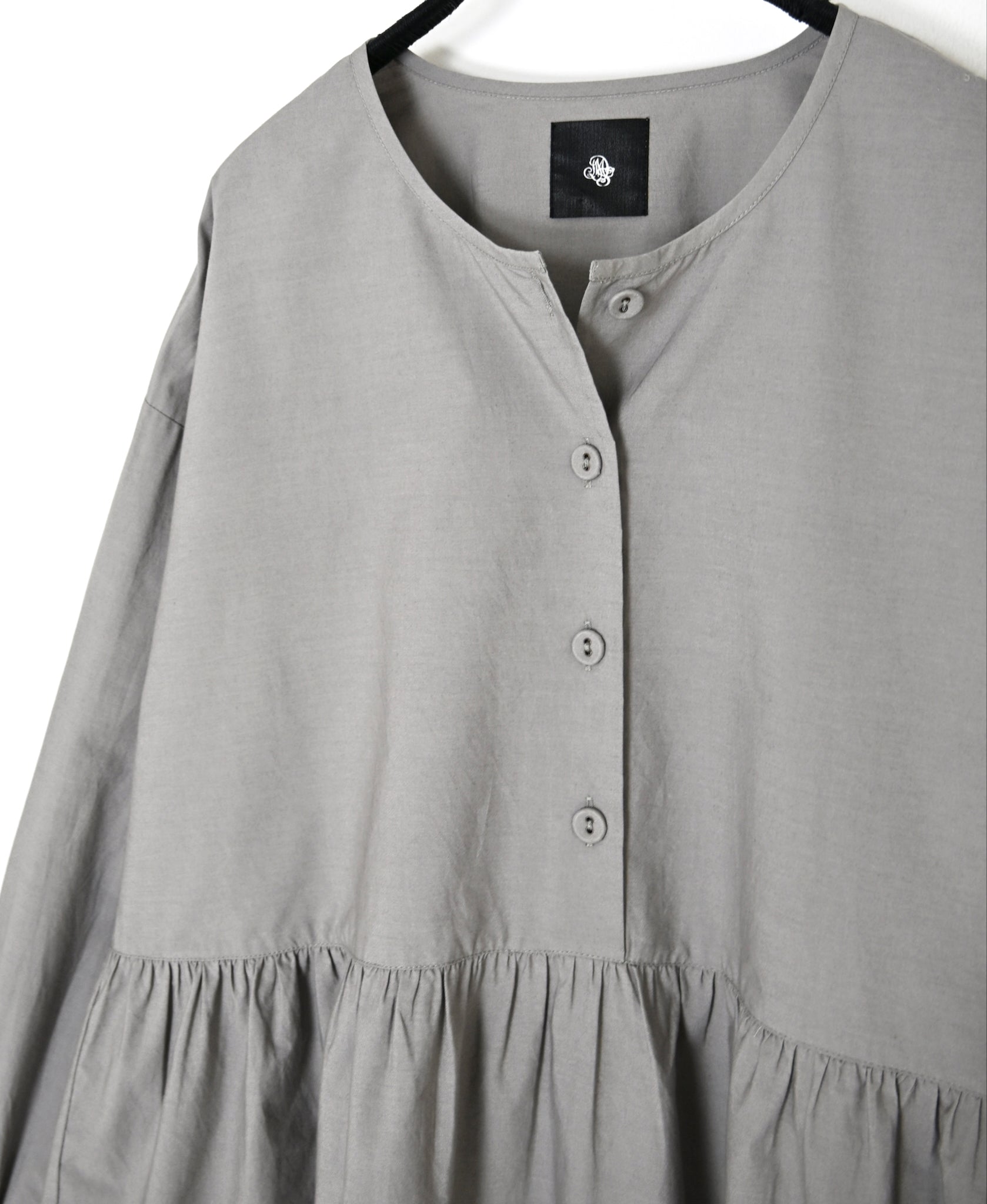 NMDS26532 60s ORGANIC POPLIN PLAIN CREW-NECK BUTTON GATHERED SHIRT