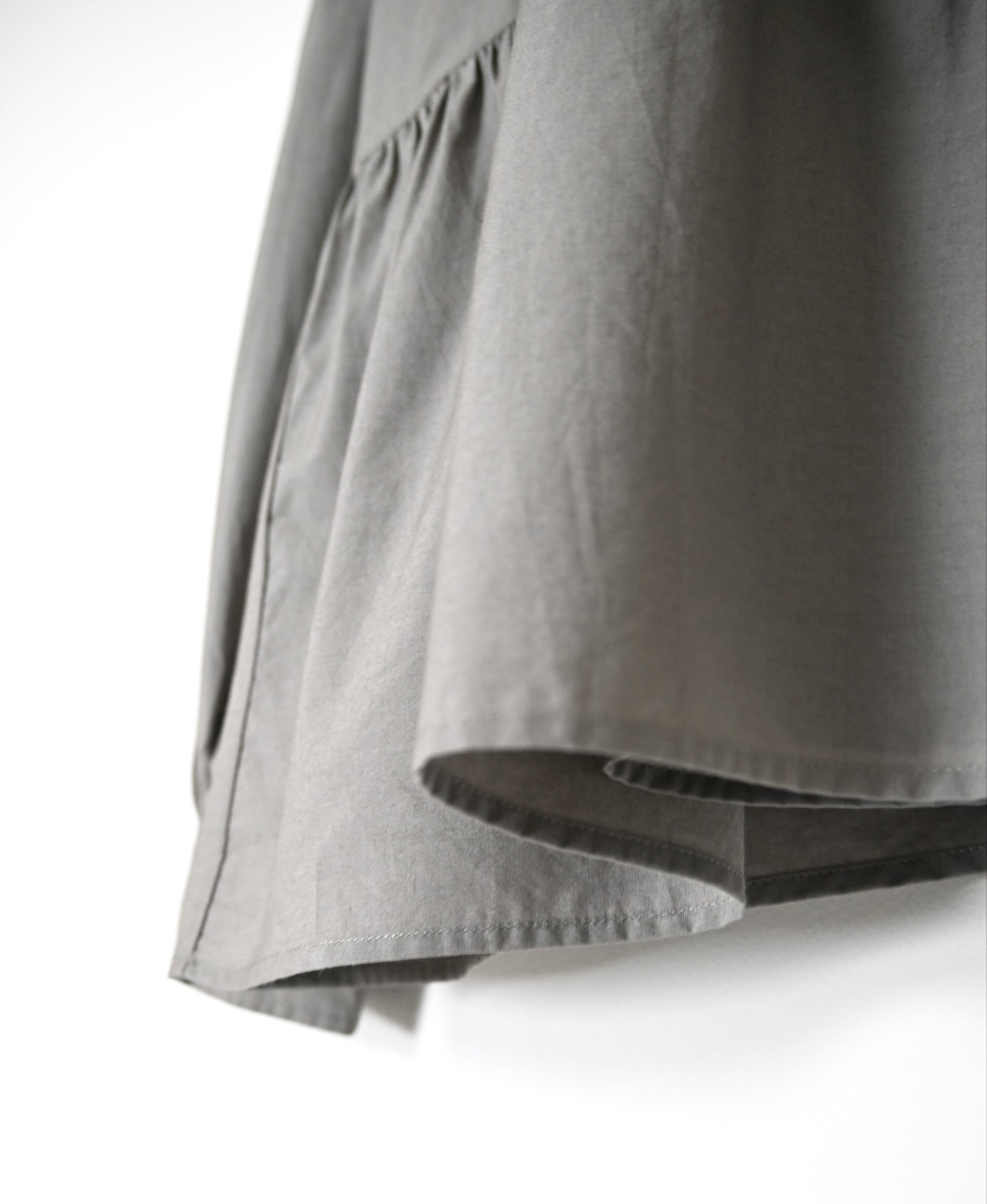 NMDS26532 60s ORGANIC POPLIN PLAIN CREW-NECK BUTTON GATHERED SHIRT