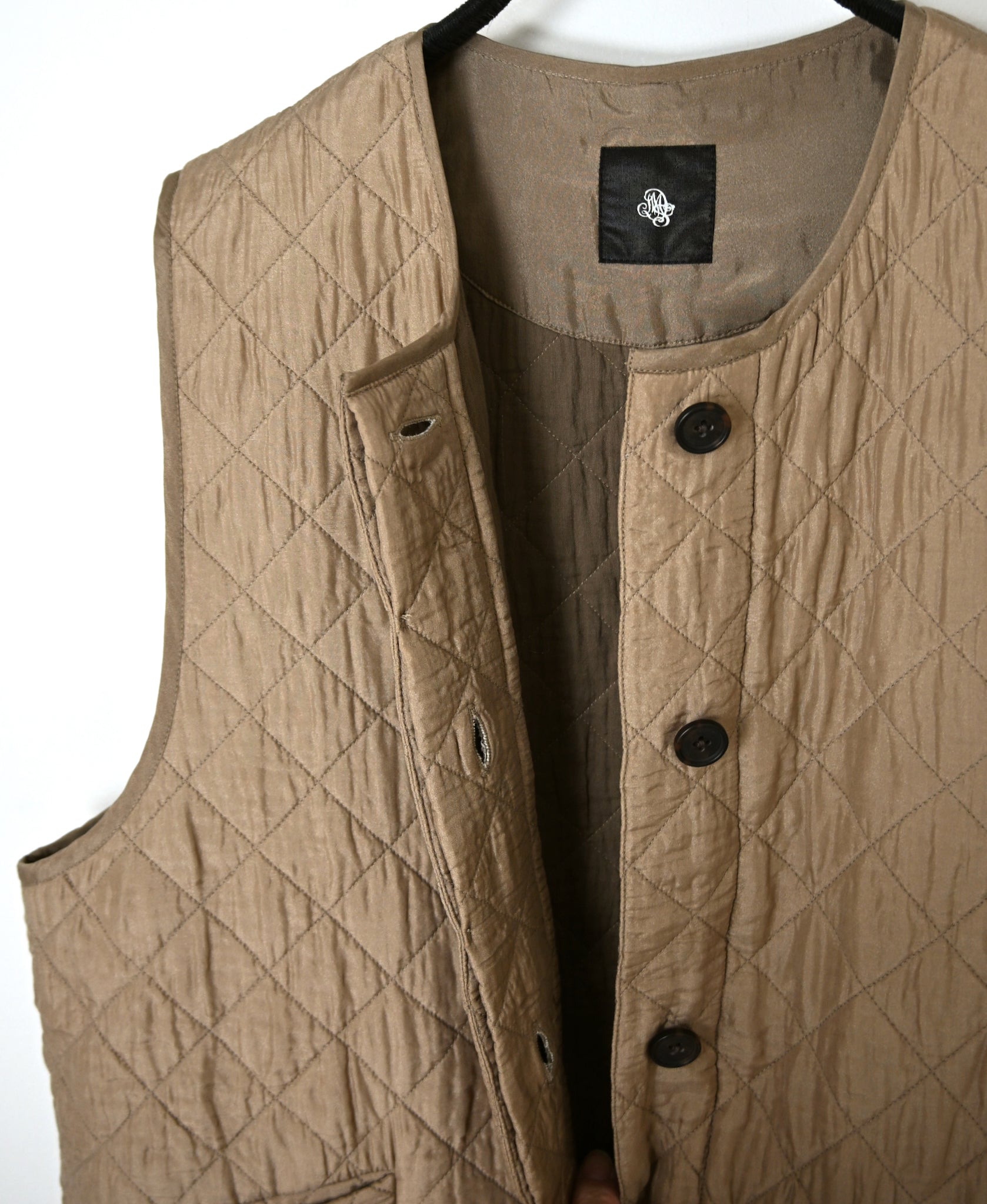NMDS26554 BANGALORE SILK PLAIN QUILTED C-NECK VEST