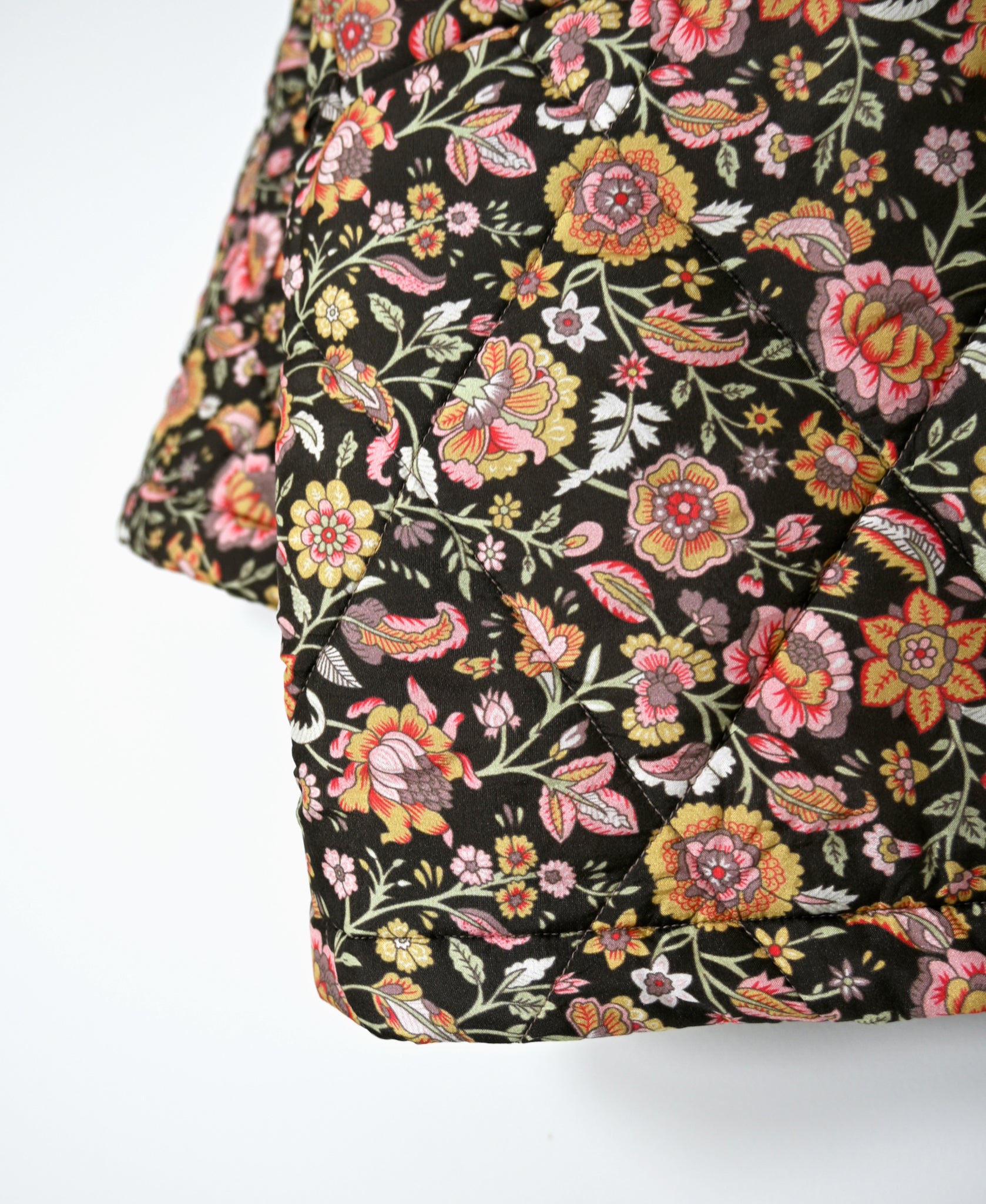NMDS26561 BANGALORE SILK FLOWER PRINT PADDED C-NECK SHORT COAT