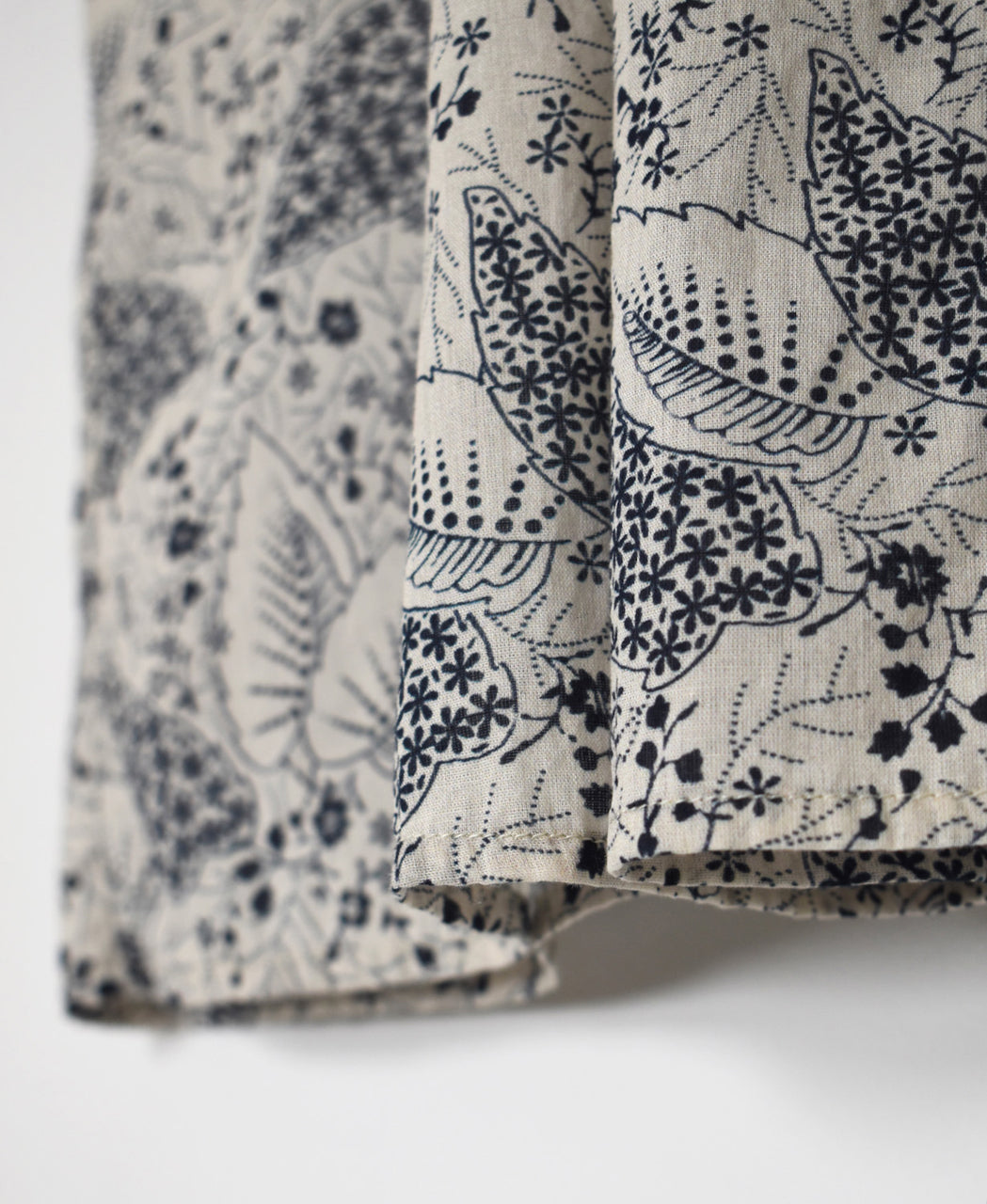 NSL26061 80s VOILE LEAF & FLOWER PRINT REGULAR COLLAR FRENCH/SL PINTUCK SHIRT