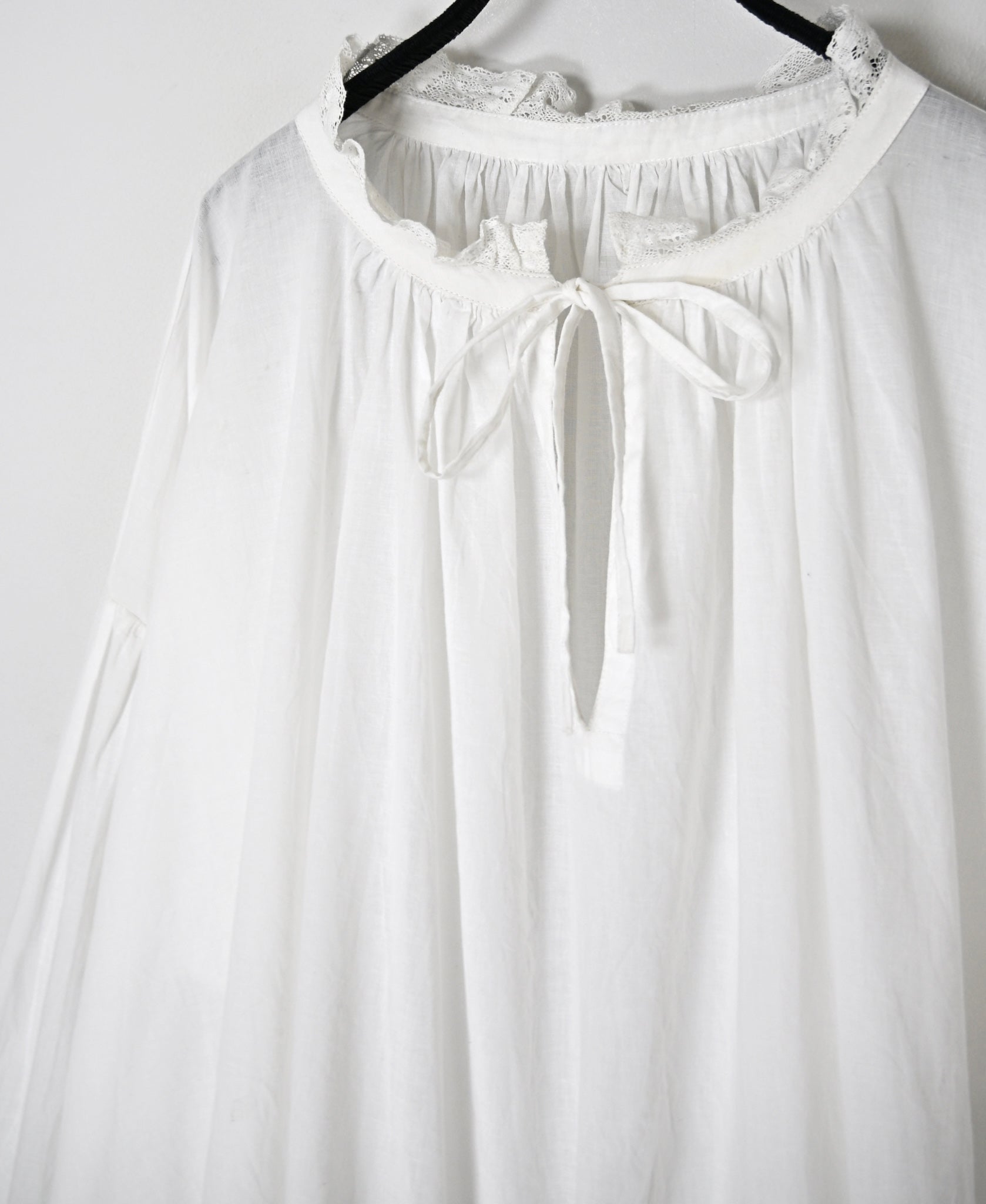 NSL26552 60s COTTON CAMBRIC PLAIN WITH LACE LACE & STRING COLLAR GATHERED SHIRT