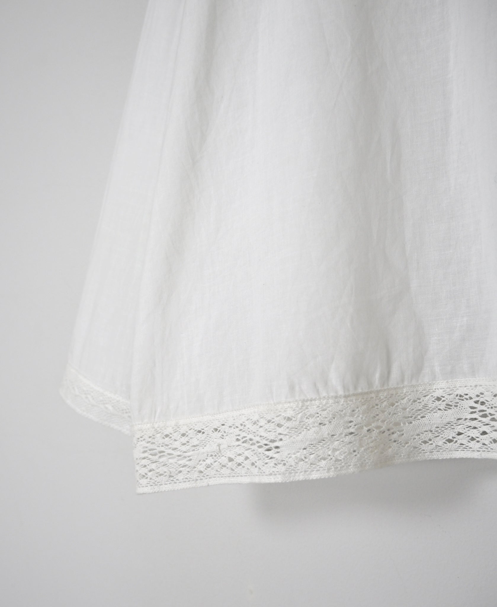 NSL26553 60s COTTON CAMBRIC PLAIN WITH LACE HEM & CUFF LACE SMOCK