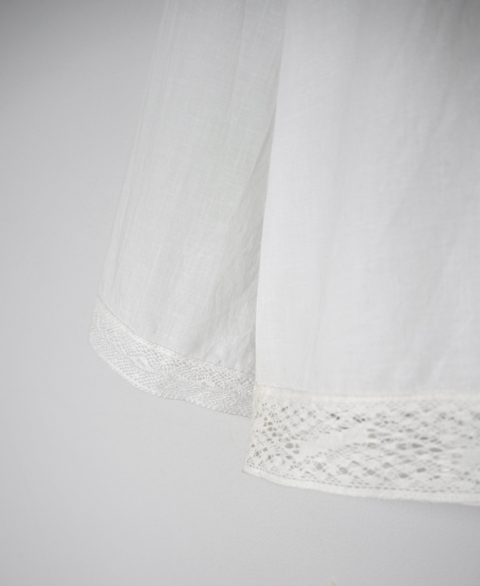 NSL26553 60s COTTON CAMBRIC PLAIN WITH LACE HEM & CUFF LACE SMOCK